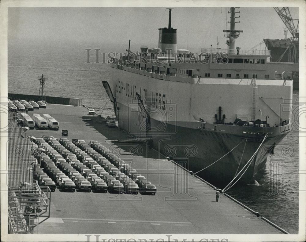 Press Photo Hoegh-Ugland Ocean Liner Docked At Port Next To Cars-Aerial - Historic Images