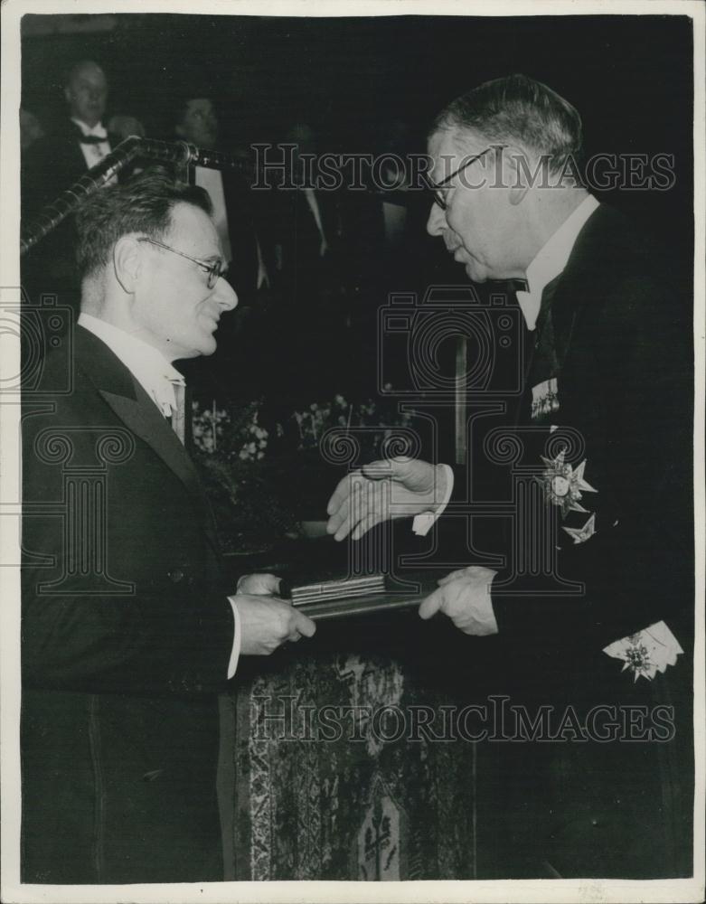 1953 Press Photo Professor Hand Krebs of Sheffield receives his Nobel Prize - Historic Images