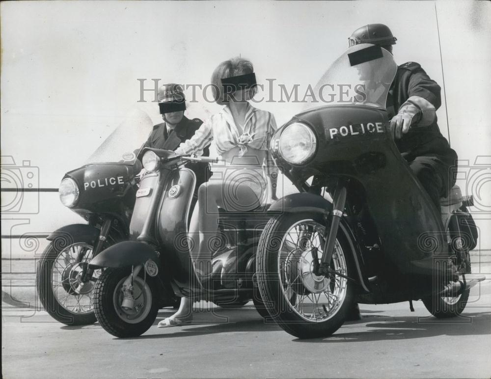 1965 Press Photo Christina Swan, Policemen, Promenade at Blackpool - Historic Images