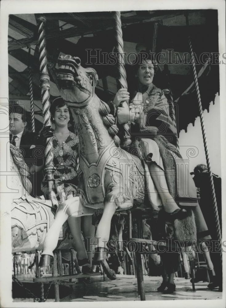 1955 Press Photo Mayor Tries Out The Roundabout &amp; Opens The &quot;Mitcham Fair&#39;ÃƒâšÃÂ - Historic Images