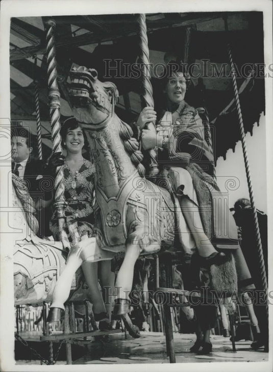 1955 Press Photo Mayor Tries Out The Roundabout & Opens The "Mitcham Fair'ÃƒâšÃÂ - Historic Images