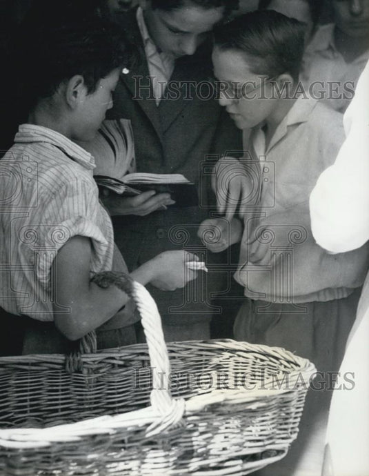 Press Photo Young Philatelists At Madrid Stamp Market - Historic Images