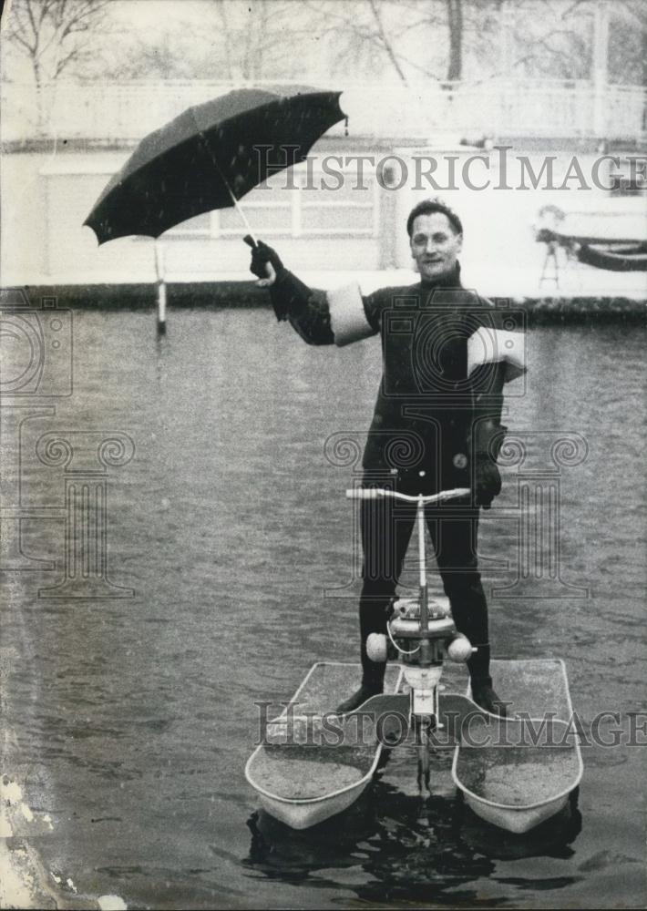 1965 Press Photo &quot;The Hobby Umbrella&quot; Franz Cords Using them Training to Ski - Historic Images