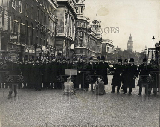 1962 Press Photo Cuba Demonstrators Defy Ban: Sit In Trafalgar Square - Historic Images
