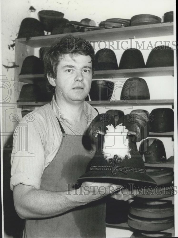 Press Photo Martin Blimetsrieder, Hatter, Aschau, West Germany - Historic Images