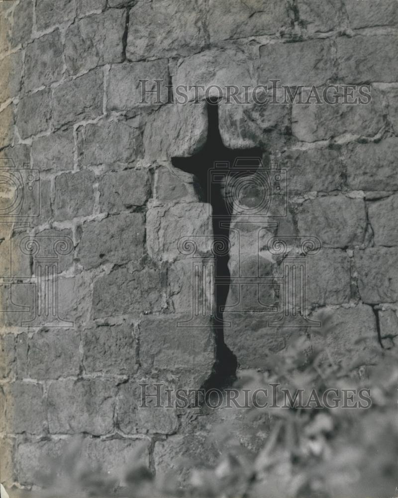 Press Photo Mrs Lena Jones in arrow slit of her castle - Historic Images