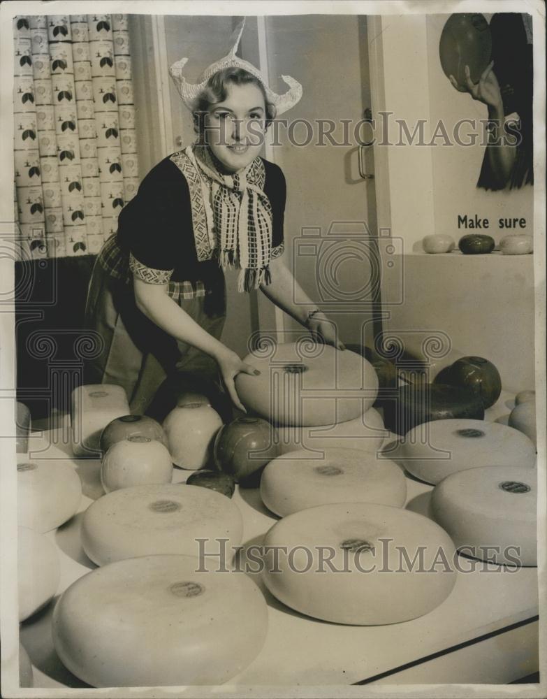 Press Photo Ideal Home Exhibition Ann Tigwell &amp; Dutch cheese - Historic Images