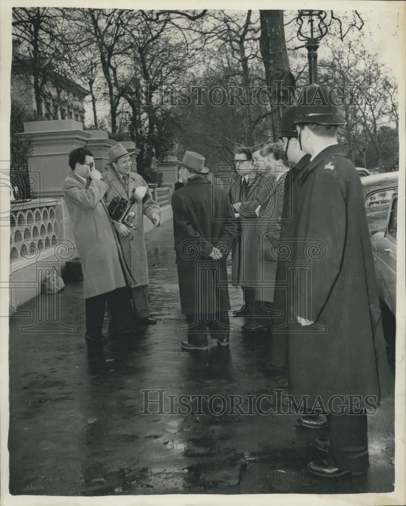 Press Photo London men and photographers standing outside near car and building - Historic Images