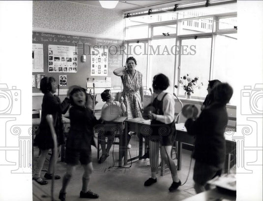 Press Photo Mrs. Dorothy Marriot and music class - Historic Images