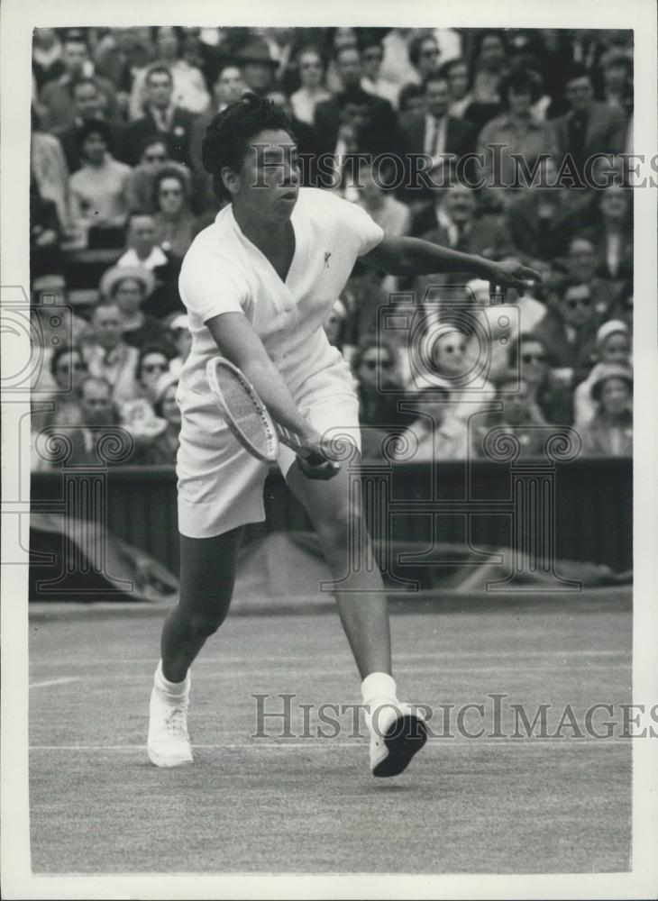 1958 Press Photo Wimbledon Championships Second Day Althea Gibson Action Shot - Historic Images