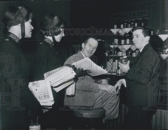 Press Photo Salvation Army Girls Selling The Warcry Journal - Historic Images