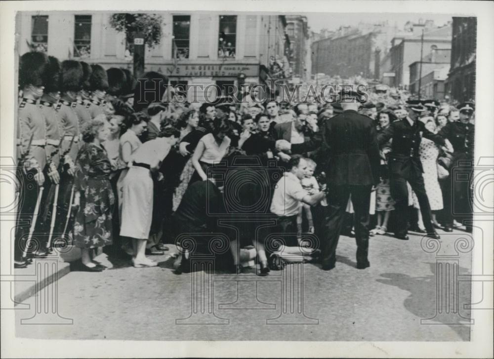 1953 Press Photo Glasgow Crowd Rushing To Greet Queen Riot Ensued - Historic Images