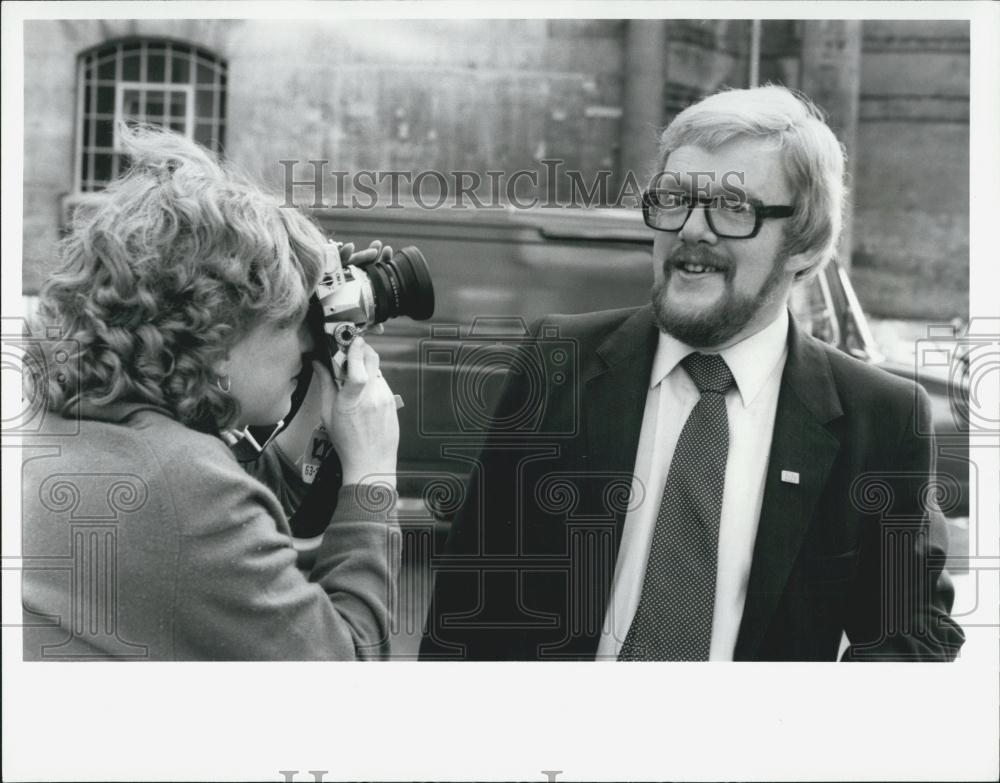 1981 Press Photo Jane takes photo of her Father Bill Pill Croyden North West - Historic Images