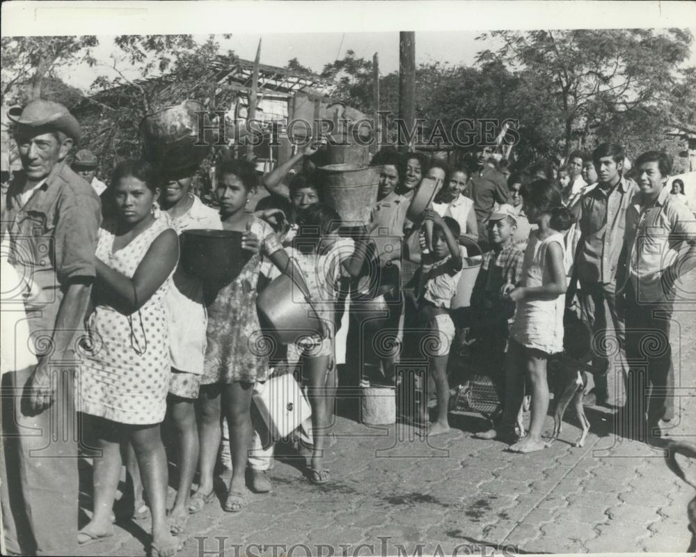 1973 Press Photo Earthquake Victims Lined Up For Water Managua Nicaragua - Historic Images