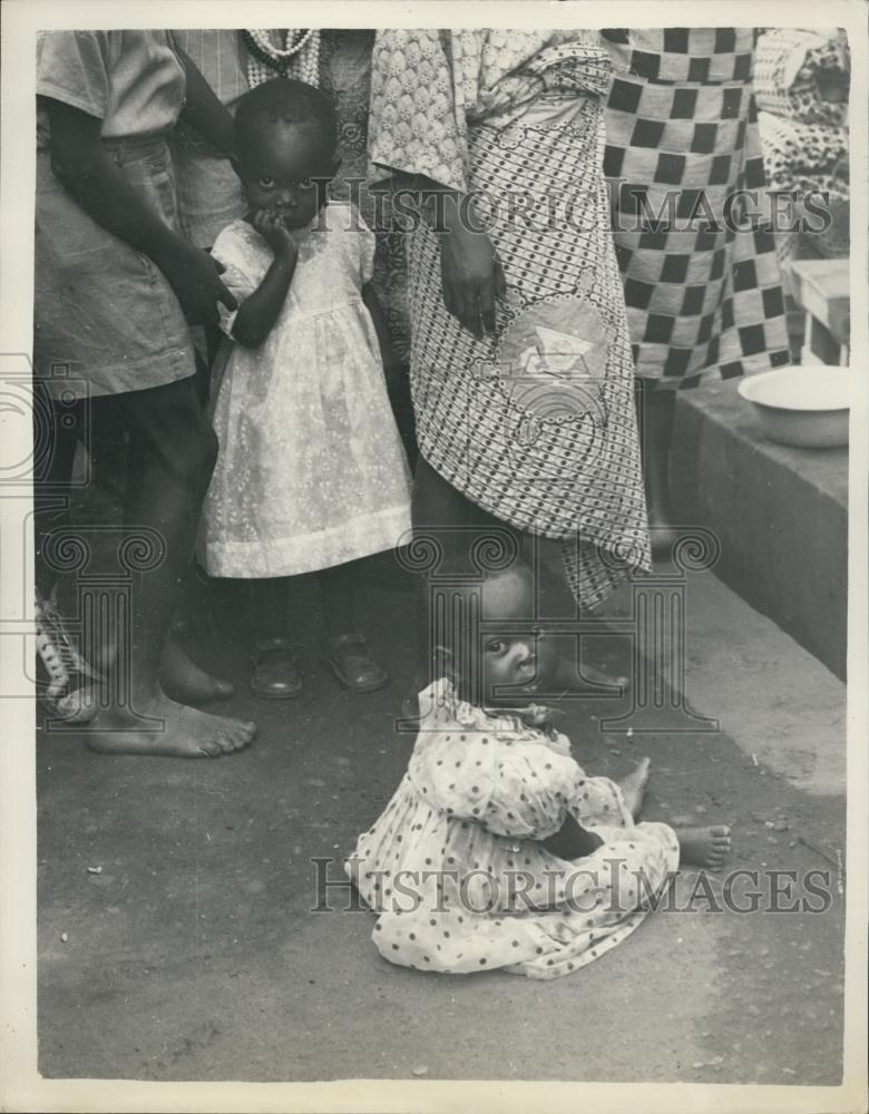 1956 Press Photo Nigerian Baby Piccaninny Royal Tour Nigeria Lagos - Historic Images