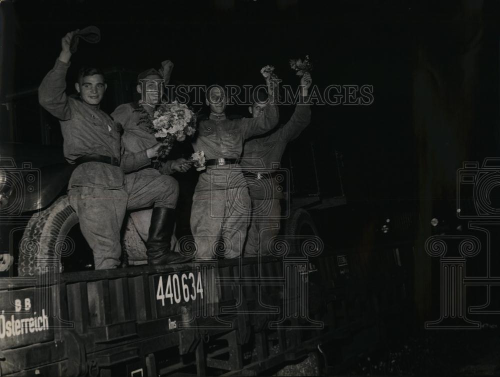 Press Photo Military Aboard A BB Osterreich Car - Historic Images