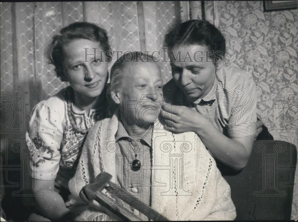 1954 Press Photo Christa Schaller and Ursula Hartwig Together with Their Mother - Historic Images