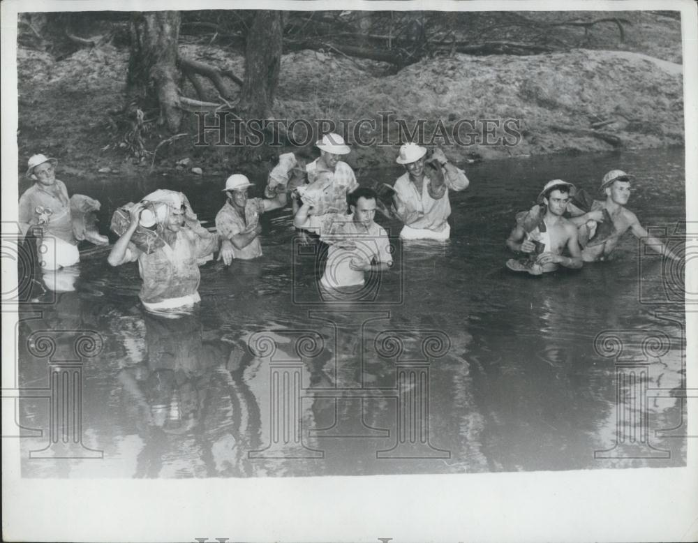 1962 Press Photo Oil found in the Tara Flats in Queensland Australia - Historic Images