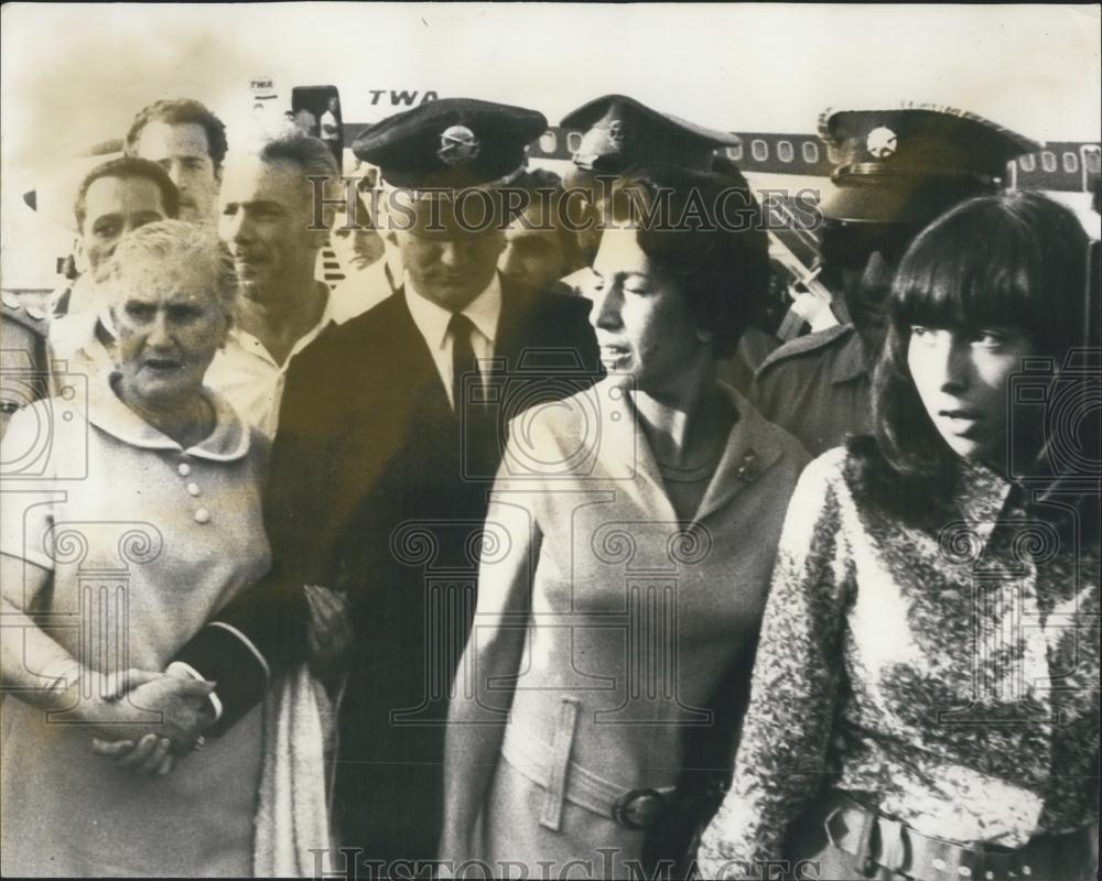 1969 Press Photo Israeli women in hijacked airliner arrive in Tel Aviv - Historic Images