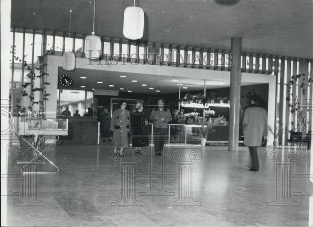 Press Photo The entrance hall of Munich&#39;s Rechts der Isar Hospital - Historic Images