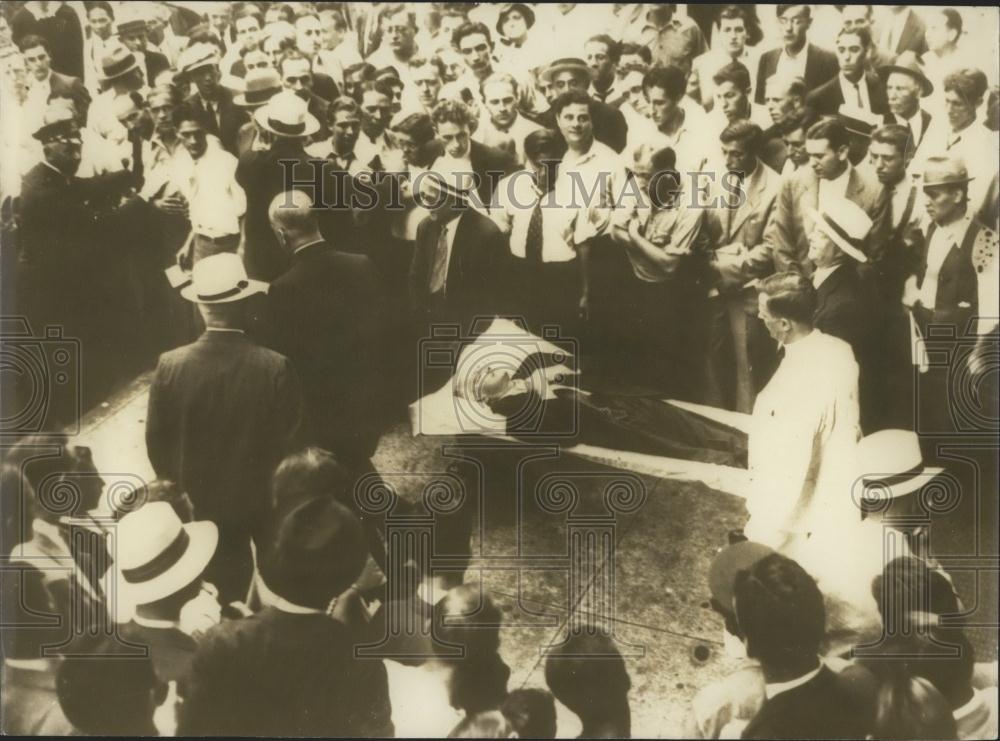 1956 Press Photo Hungarian students demonstrate in front of the Statue of Genera - Historic Images