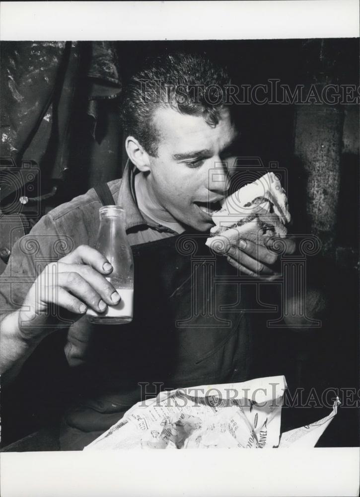 Press Photo Arthur Rowe,shotputter &amp; colliery blacksmith can he eat!! - Historic Images