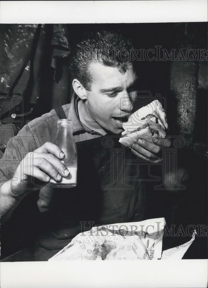 Press Photo Arthur Rowe,shotputter & colliery blacksmith can he eat!! - Historic Images