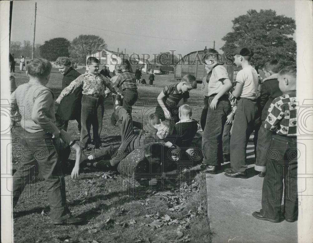 Press Photo young American boys have a rough and tumble on the campus - Historic Images