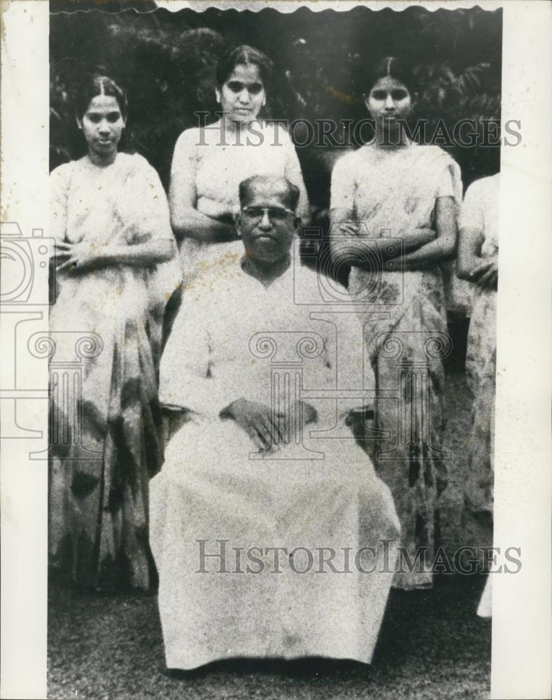 1970 Press Photo Father Cyriac Puthenpura Surrenders Passport To India - Historic Images