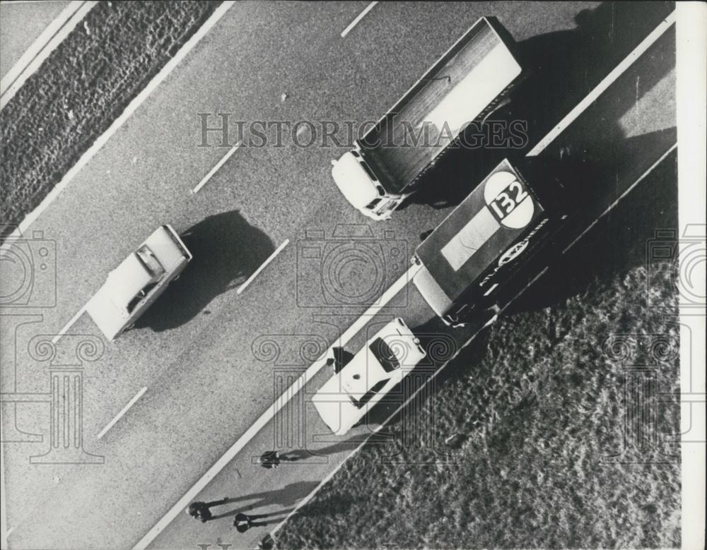 1969 Press Photo View from a Helicopter as Police stop a car - Historic Images