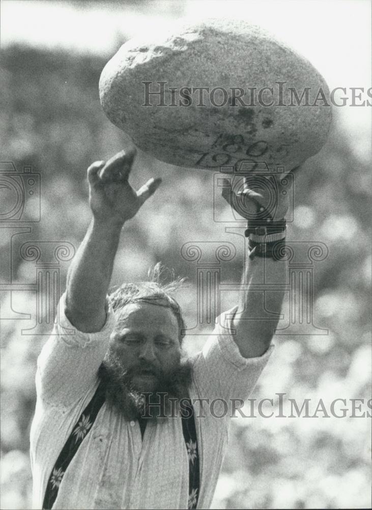 1961 Press Photo Zurich Stone Throwing Contest - Historic Images