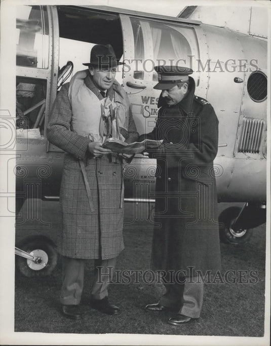 1953 Press Photo Anthony Head War Minister Foulness Island Flight Brigadier Bull - Historic Images