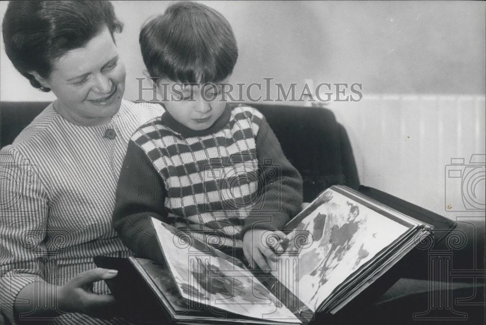 Press Photo Lewis Lyons (5) and his Italian Born Mother at their Hampstead home - Historic Images