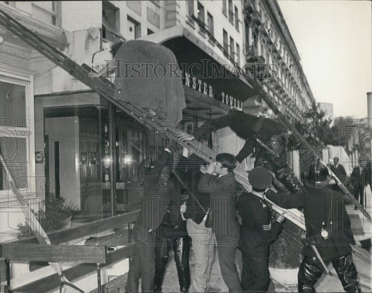 1969 Press Photo Firemen Rescue, London Hotel Fire - Historic Images