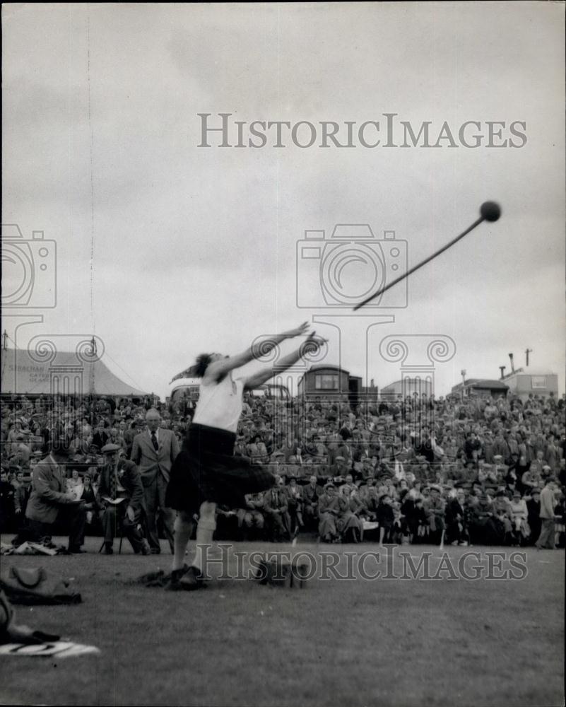 Press Photo Stewart Anderson in Throwing the Hammer contest. - Historic Images