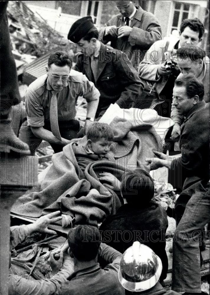 1961 Press Photo Injured being helped after Clamart Landslide - Historic Images