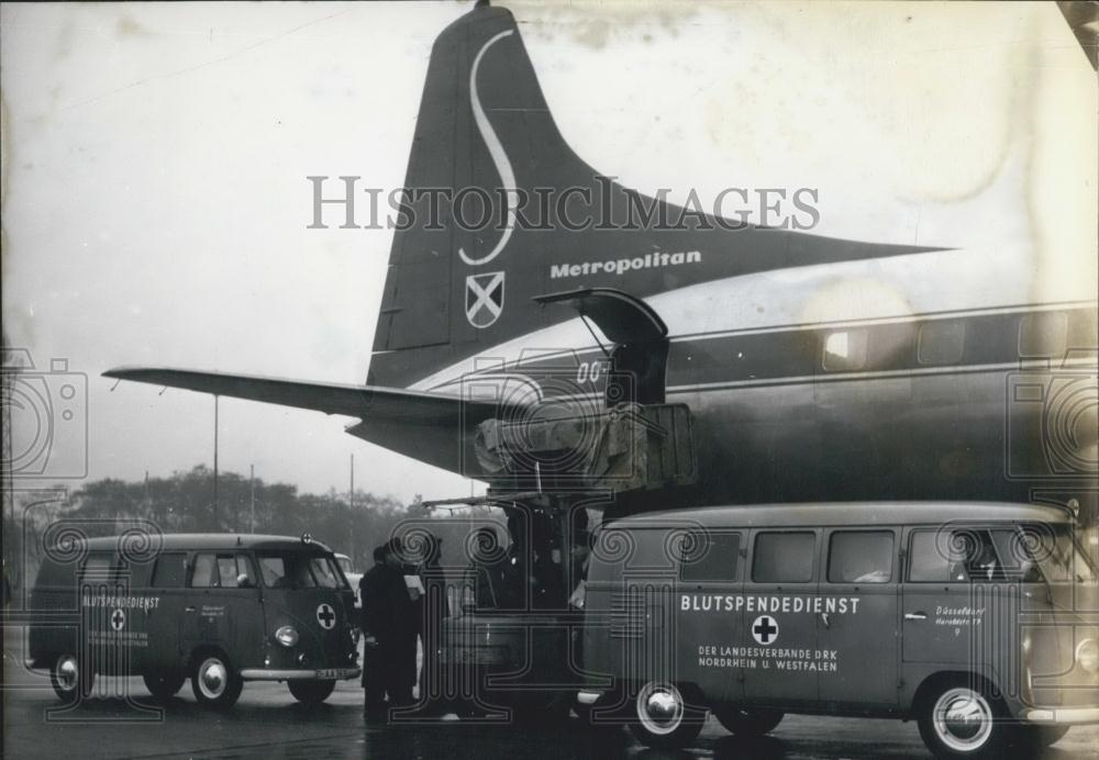 1956 Press Photo Red Cross Blood Conserves For Hungary Dusseldorf Airport - Historic Images