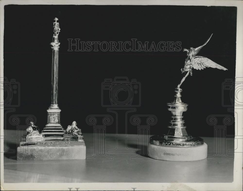 1953 Press Photo Eros, Nelson's Column Coronation Souveniers - Historic Images