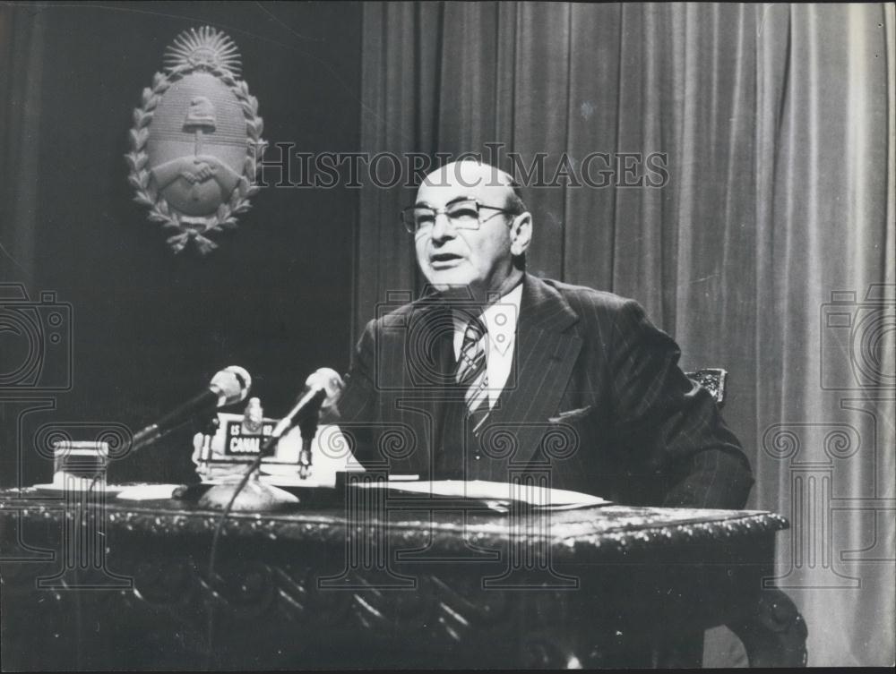 1975 Press Photo Argentina Economy Minister Celestino Rodrigo Announcing Drastic - Historic Images