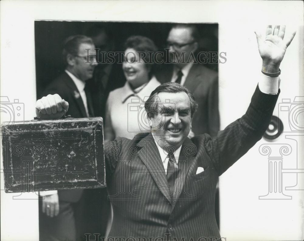 1975 Press Photo Chancellor presents his budget - Historic Images