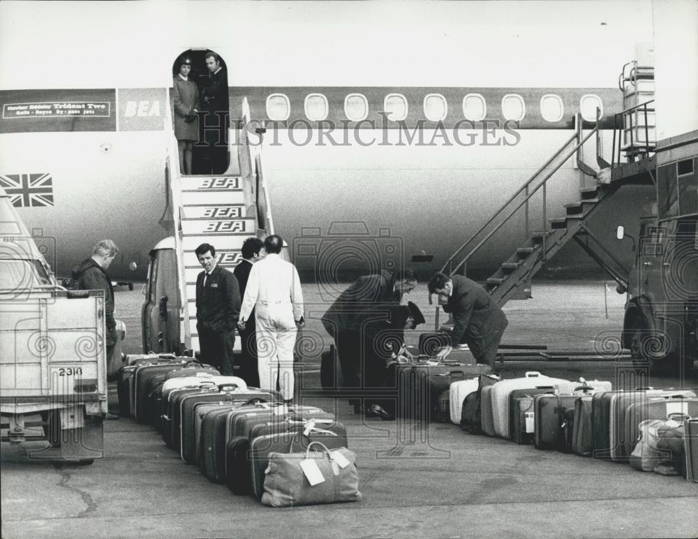 1970 Press Photo Baggage Awaiting Identification By Passengers At Heathrow - Historic Images