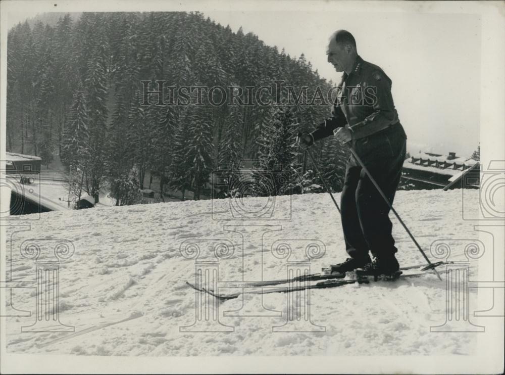 1953 Press Photo Gen Ridgeway Holidays In Bavaria at Garmisch Partenkirchen - Historic Images