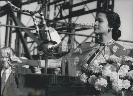 1958 Press Photo Mrs. Rajwade about to pull the lever which releases the coconut - Historic Images