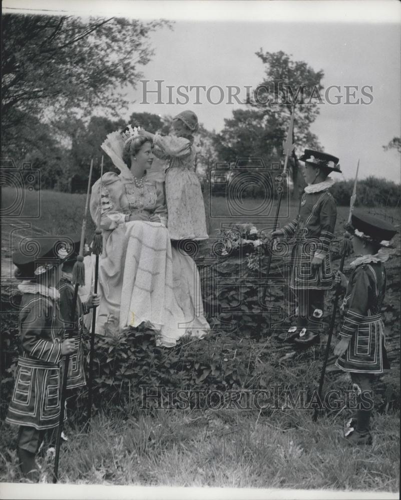 Press Photo Cattle Get Preview of Villages&#39;s Coronation on Tableau. - Historic Images