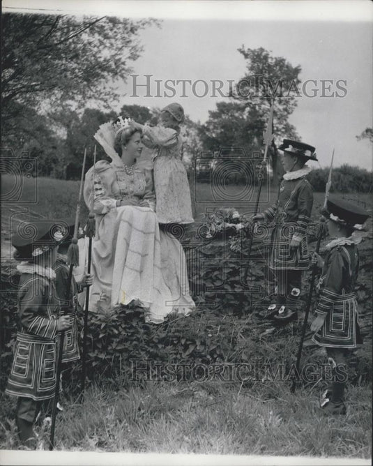 Press Photo Cattle Get Preview of Villages's Coronation on Tableau. - Historic Images