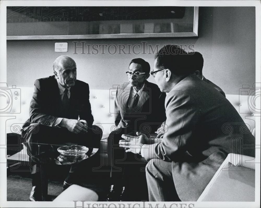 Press Photo group of men conversing - Historic Images