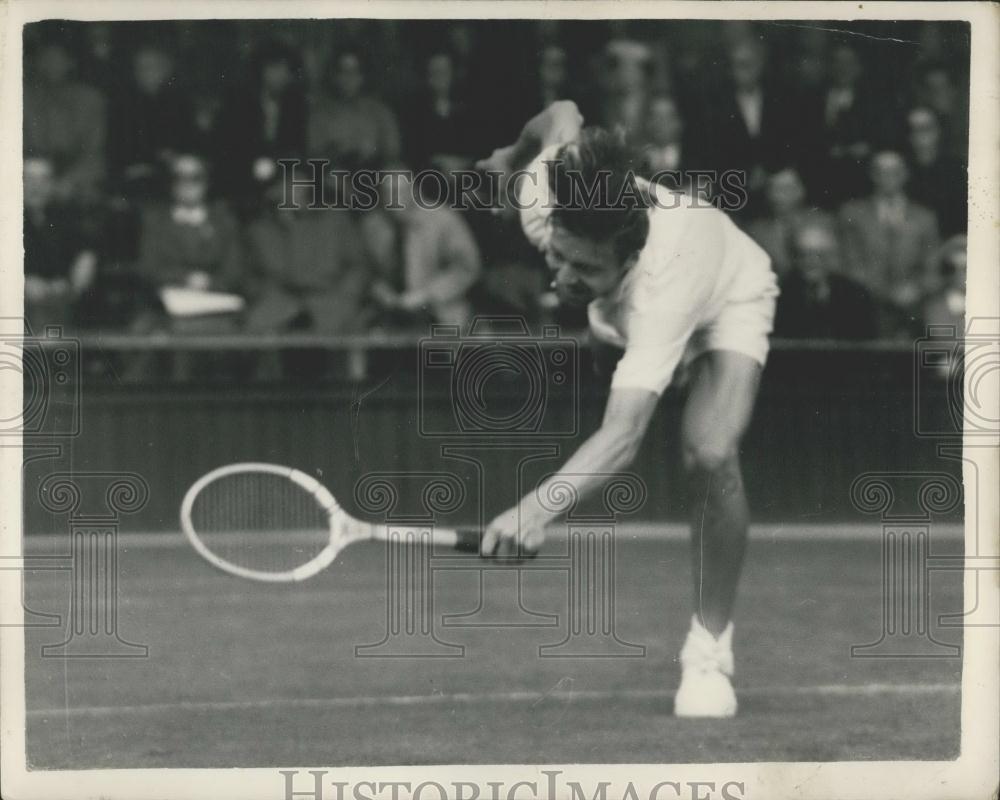 1954 Press Photo T. Ulrich (Denmark), in action at Wimbledon - Historic Images