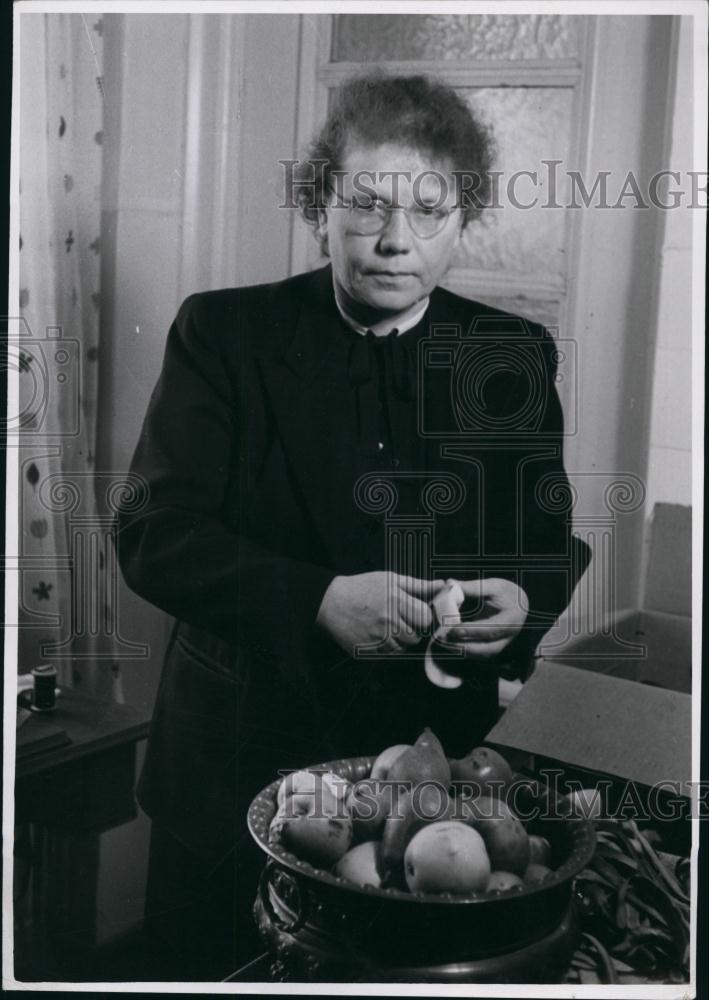 Press Photo Woman Peeling Vegetables - Historic Images
