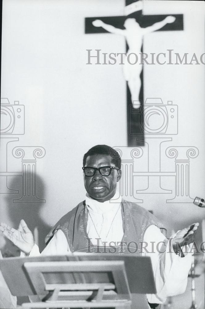 1973 Press Photo Archbishop Otungs addresses his congregation - Historic Images