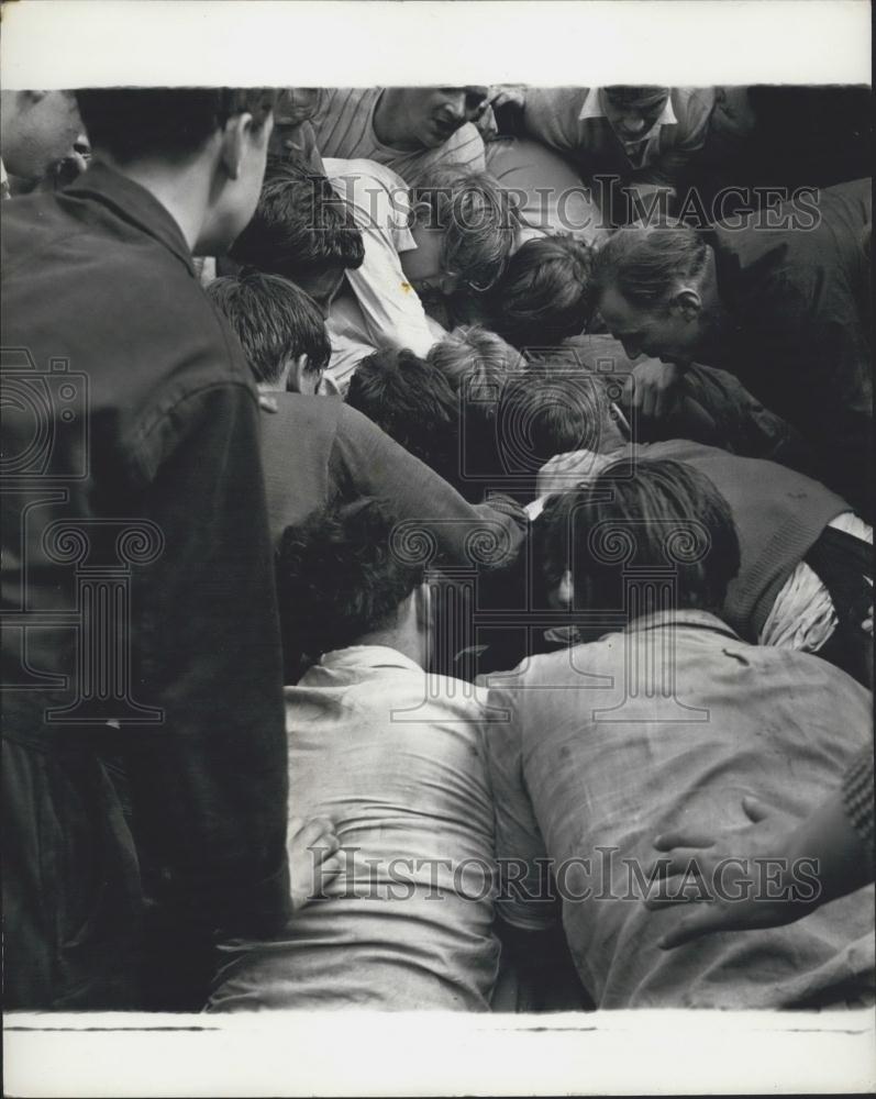 Press Photo Opposing Teams In Four Hour Fight For Bottle - Historic Images